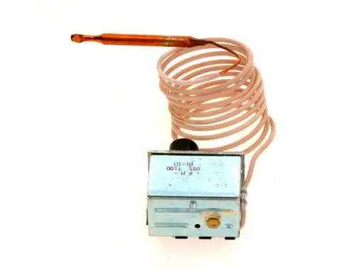 Bosch Temperaturbegrenzer mit einem langen Spiralsensor und einem kompakten Gehäuse, geeignet für Heizsysteme oder Pelletöfen.